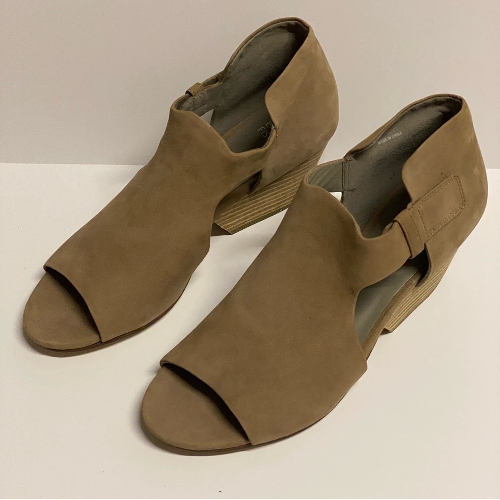 Eileen Fisher Iris Tan Tumbled Nubuck Leather Peep Toe Stacked Heel Sandals 9